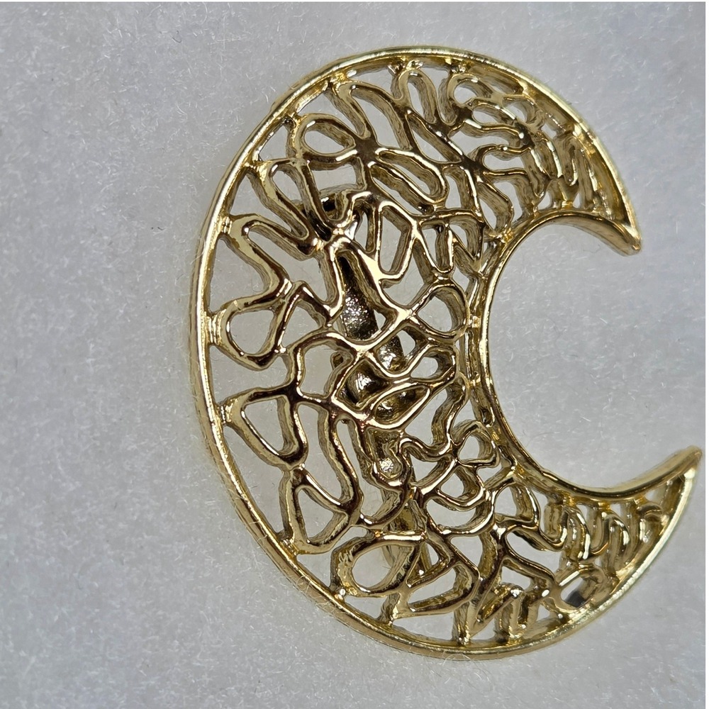 Vintage Gold Tone Crescent Moon Brooch Openwork Filigree Celestial 20th Century - Picture 2 of 7